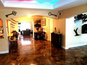 Executive Style Home next to Light Rail-Hospitals